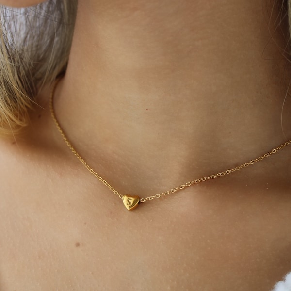 Collier lettre initiale petit coeur rempli d'or, collier cadeau personnalisé étanche petit coeur pour elle, collier ras de cou pour femme