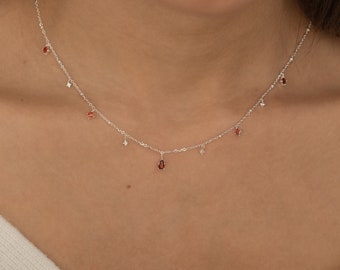 Collier de pierres de naissance grenat argenté, collier de pierres de naissance de janvier en forme de larme rouge, collier minimaliste de pierres précieuses rouges, cadeau de demoiselle d'honneur pour elle