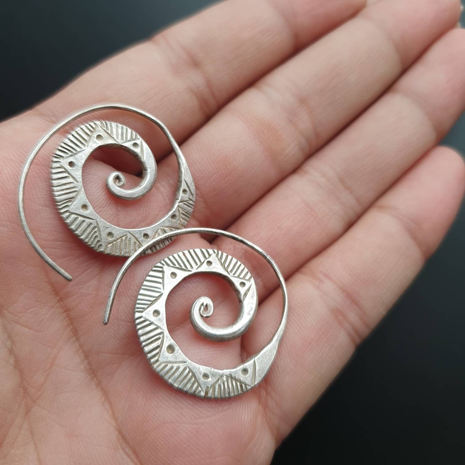Orecchini a cerchio Boho a spirale martellata in argento sterling ossidato, orecchini grandi a spirale tribale fatti a mano, regalo per lei - Italia