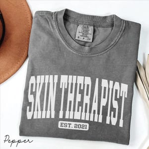 Koszulka Skin Therapist Comfort Colors®, spersonalizowana koszulka z nadrukiem Skin Therapist, spersonalizowana koszulka unisex do pielęgnacji skóry, salon spa