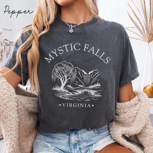 Mystic Falls Comfort Colors® T-Shirt, Virginia Unisex-Shirt, Mystic Falls T-Shirt Reisegeschenk Souvenir, Virginia Urlaub T-Shirt