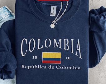 Broderad tröja med colombiansk flagga, rundhalsad tröja med broderi från colombiansk flagga, semestertröja med Medelin, resepresent från Bogotá som souvenir