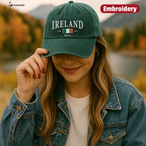 Puede incluir: Gorra de béisbol verde oscuro con la palabra "IRELAND" bordada en blanco, la bandera irlandesa y los años "19" y "37". La palabra "Éire" está debajo de la bandera. La gorra está etiquetada como "Bordado".