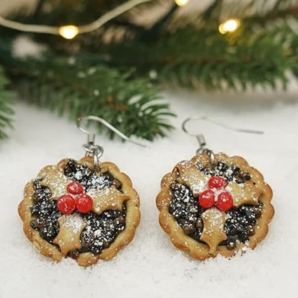 PENDIENTES DE PASTEL DE CARNE PICADA con bayas de acebo / Pendientes colgantes de pastel navideño / Hechos a mano con arcilla polimérica / Relleno de media, regalo, espolvoreado con glaseado
