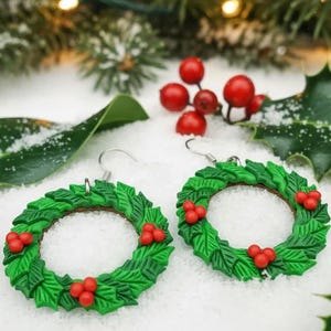 HOLLY KRANZ OHRRINGE | Weihnachten Holly baumeln Ohrringe | Handgefertigt mit Polymer Clay | Süß, Strumpffüller, Neuheit, Geschenk, Cracker