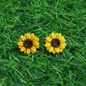 SONNENBLUME Ohrstecker | Handgefertigt mit Polymer Clay | Geschenk, Vorbeikommen, Für Sie, Frühling, Ostern | Blume, hypoallergen, Niedlich