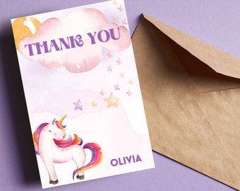 Puede incluir: Una tarjeta de agradecimiento con un unicornio morado y una nube rosa con el texto "THANK YOU" y el nombre "OLIVIA" en la parte inferior. El fondo es morado claro con estrellas amarillas y moradas.