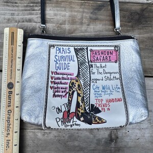 Guía de supervivencia para bolso bandolera Brighton con estampado gráfico plateado metalizado y temática parisina imagen 19