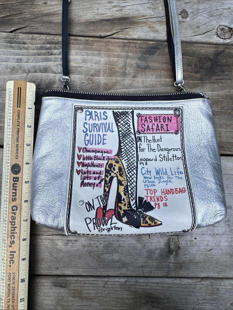 Guía de supervivencia para bolso bandolera Brighton con estampado gráfico plateado metalizado y temática parisina imagen 19