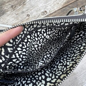 Guía de supervivencia para bolso bandolera Brighton con estampado gráfico plateado metalizado y temática parisina imagen 7