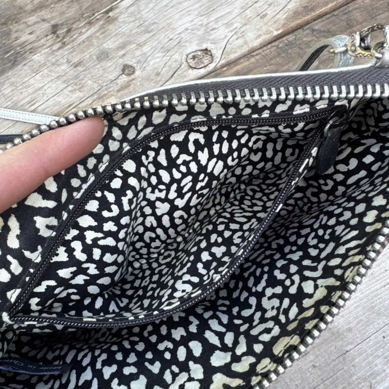 Guía de supervivencia para bolso bandolera Brighton con estampado gráfico plateado metalizado y temática parisina imagen 7