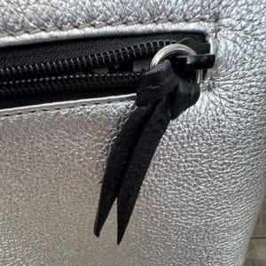 Guía de supervivencia para bolso bandolera Brighton con estampado gráfico plateado metalizado y temática parisina imagen 10