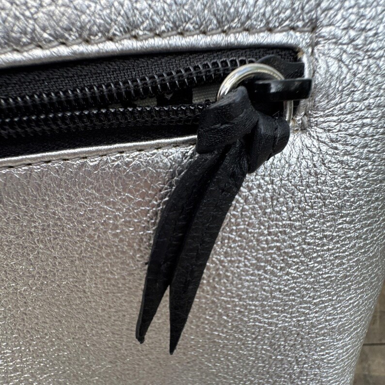 Guía de supervivencia para bolso bandolera Brighton con estampado gráfico plateado metalizado y temática parisina imagen 10