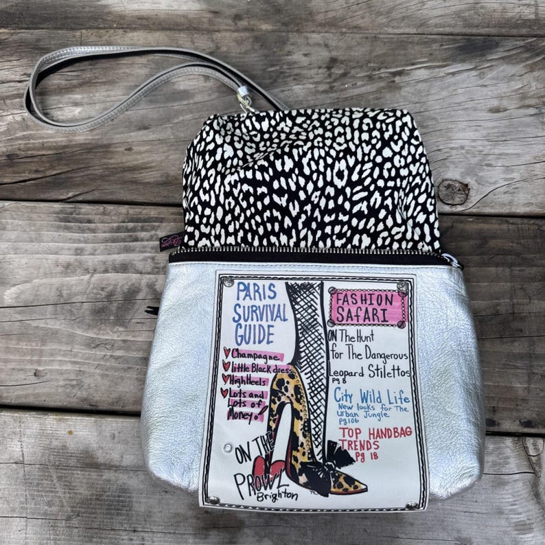 Guía de supervivencia para bolso bandolera Brighton con estampado gráfico plateado metalizado y temática parisina imagen 5