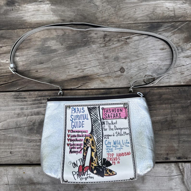 Guía de supervivencia para bolso bandolera Brighton con estampado gráfico plateado metalizado y temática parisina imagen 1