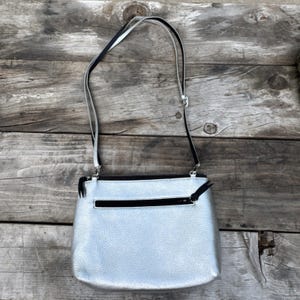 Guía de supervivencia para bolso bandolera Brighton con estampado gráfico plateado metalizado y temática parisina imagen 9