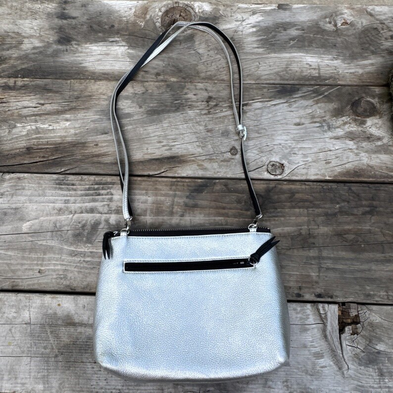 Guía de supervivencia para bolso bandolera Brighton con estampado gráfico plateado metalizado y temática parisina imagen 9