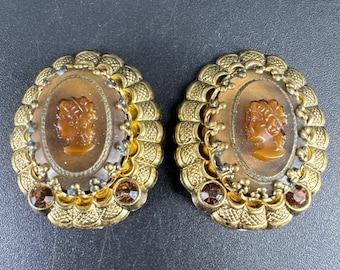 Pendientes de clip vintage de metal dorado con camafeo firmado por Alemania Occidental