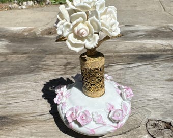 Frasco de perfume vintage IRICE de cerámica con delicadas flores rosas y filigrana floral. LEER