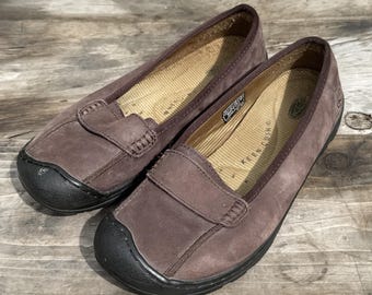 Merrell 10 Scarpe Mary Jane da donna in pelle scamosciata color tortora e marrone con zeppa e tacco comodo