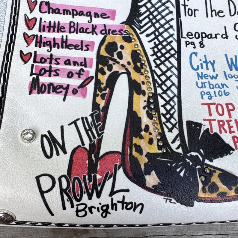 Guía de supervivencia para bolso bandolera Brighton con estampado gráfico plateado metalizado y temática parisina imagen 4