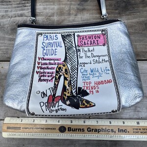 Guía de supervivencia para bolso bandolera Brighton con estampado gráfico plateado metalizado y temática parisina imagen 18