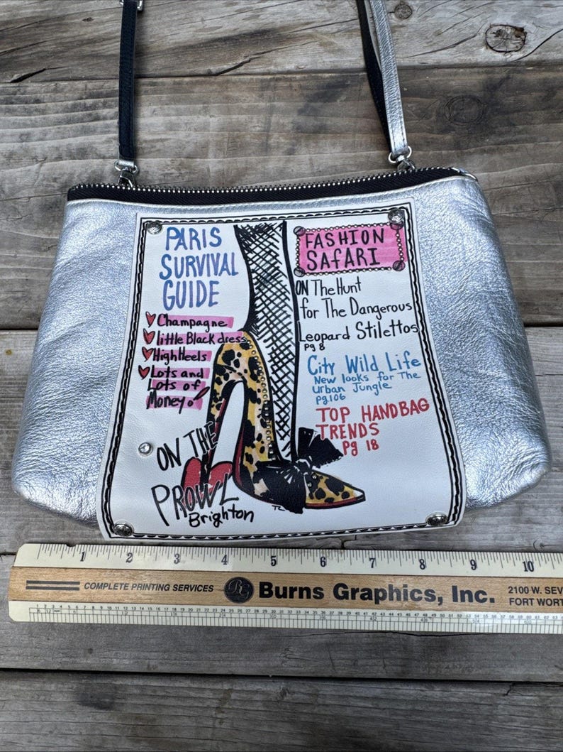 Guía de supervivencia para bolso bandolera Brighton con estampado gráfico plateado metalizado y temática parisina imagen 18