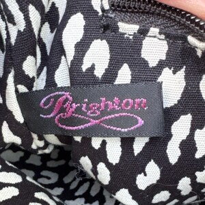 Guía de supervivencia para bolso bandolera Brighton con estampado gráfico plateado metalizado y temática parisina imagen 8