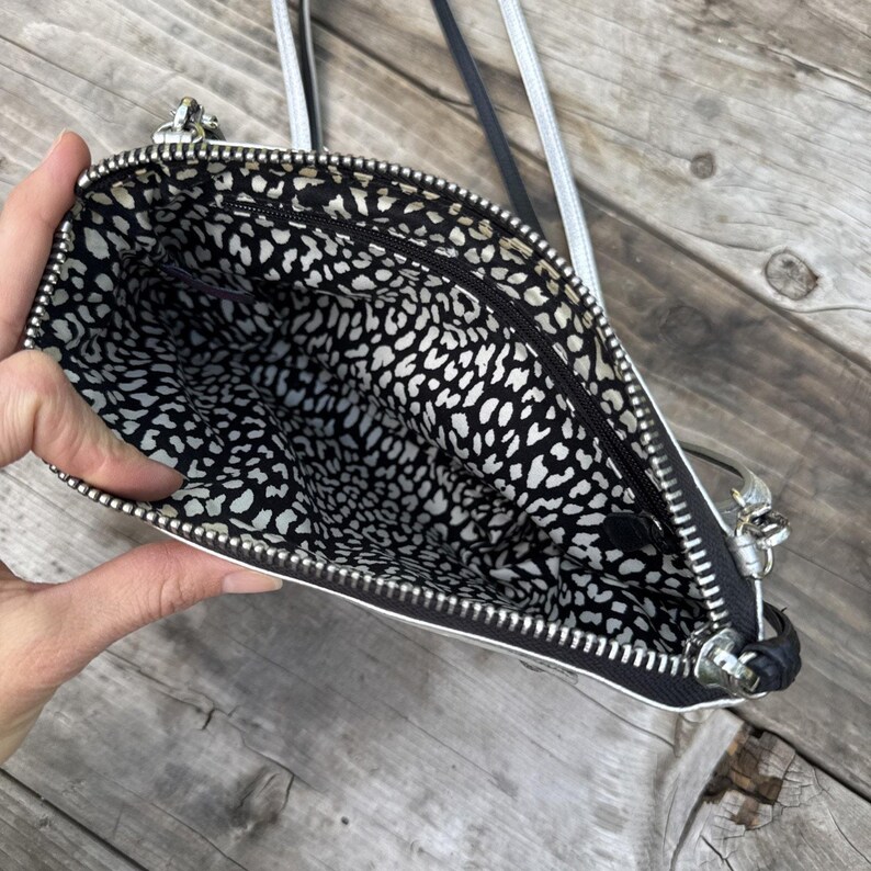 Guía de supervivencia para bolso bandolera Brighton con estampado gráfico plateado metalizado y temática parisina imagen 6