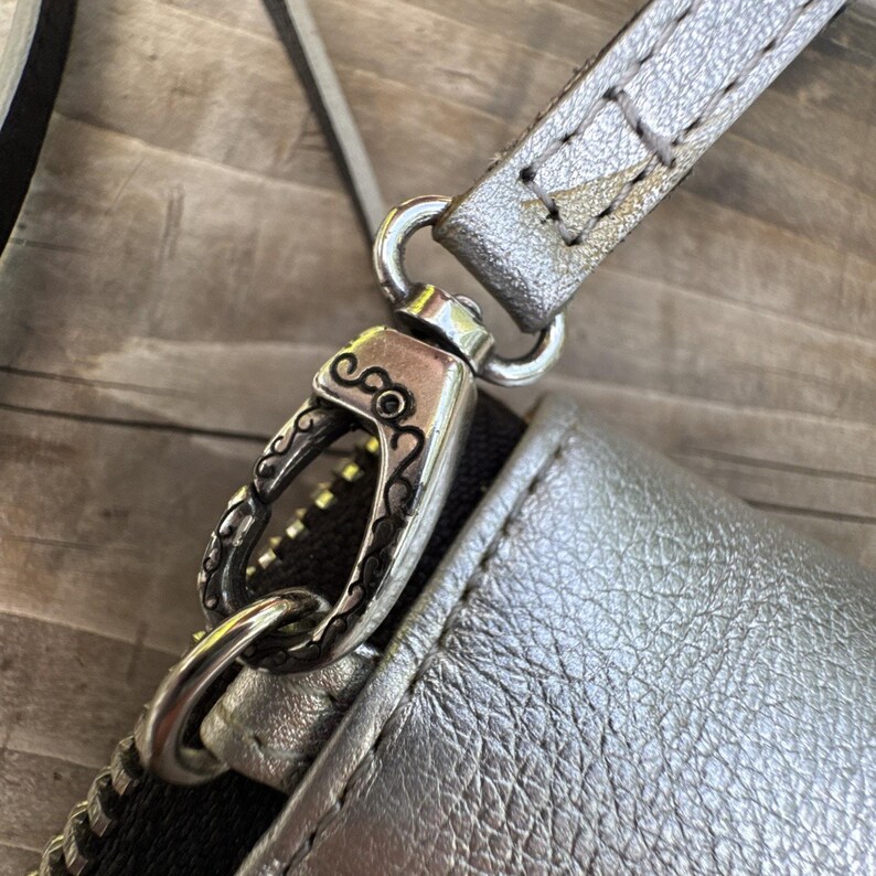 Guía de supervivencia para bolso bandolera Brighton con estampado gráfico plateado metalizado y temática parisina imagen 12