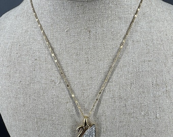Colgante icónico de cisne de Swarovski con diamantes de imitación transparentes y collar de metal dorado