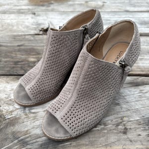 Lucky Brand Damen High Heel Booties Sz 9 M Taupe Laser Cut Open Toe Side Zipper