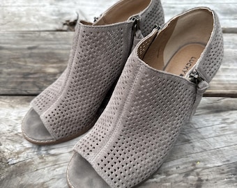 Lucky Brand Damen High Heel Booties Sz 9 M Taupe Laser Cut Open Toe Side Zipper
