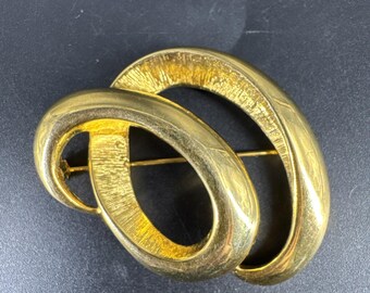 Broche vintage abstracto con espiral de metal dorado firmado por TONA