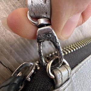 Guía de supervivencia para bolso bandolera Brighton con estampado gráfico plateado metalizado y temática parisina imagen 13