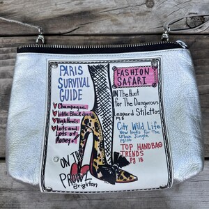 Guía de supervivencia para bolso bandolera Brighton con estampado gráfico plateado metalizado y temática parisina imagen 2