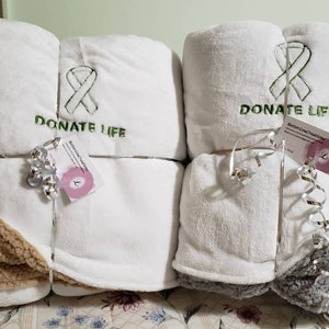 Anpassad broderad filt med medvetenhetsband