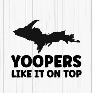 Puede incluir: Silueta en blanco y negro de la península superior de Michigan con el texto "Yoopers Like It On Top".
