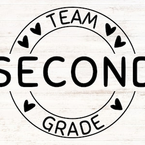 Könnte beinhalten: Schwarz-weißes Grafikdesign mit dem Text "Team Second Grade" in einem Kreis mit Herzen um den Text.