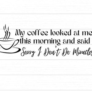 以下が含まれることがあります： コーヒーカップと「My coffee looked at me this morning and said Sorry I Don't Do Miracles」というテキストが書かれた白黒のグラフィックデザイン。
