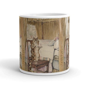 Puede incluir: Taza de cerámica blanca con una ilustración vintage de un gato de pie sobre una silla, sosteniendo una bandeja con una taza. La escena representa un dormitorio con una persona en la cama. La taza tiene un acabado brillante.