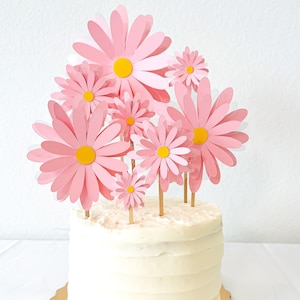 Set di decorazioni per torte a forma di margherita rosa fatte a mano per compleanni, feste o eventi.
