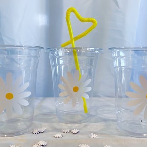 Deliziosi bicchieri di plastica trasparente Daisy con coperchio e cannuccia opzionali per docce, feste ed eventi // 18 colori disponibili