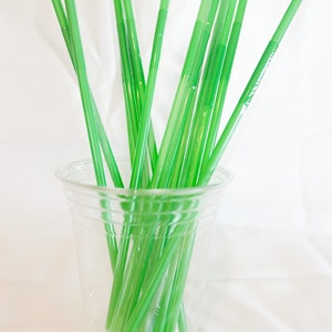 Groene plastic buigzame rietjes