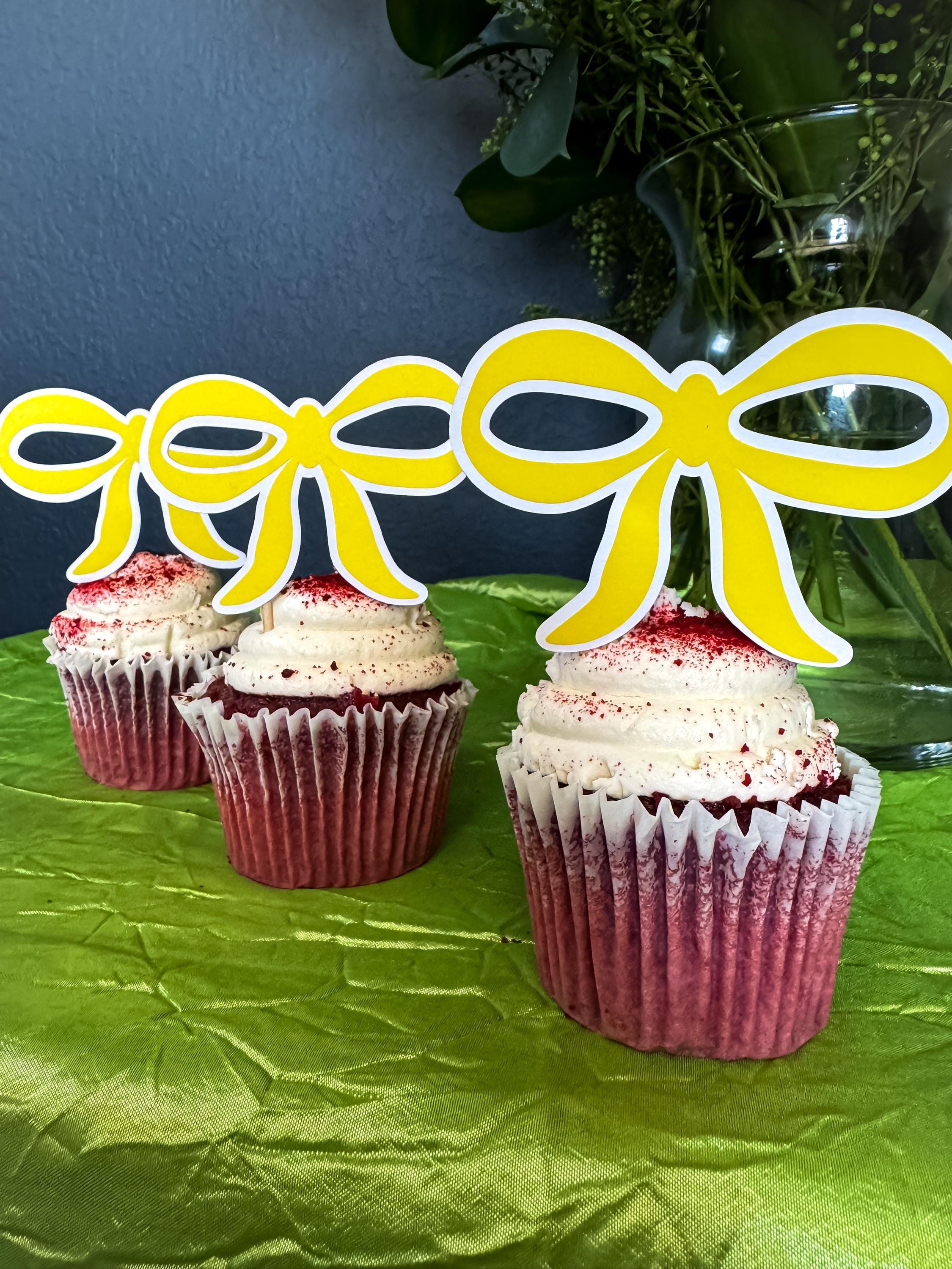 10 eleganti decorazioni per cupcake con fiocco, progettate per compleanni a tema romantico e feste nuziali