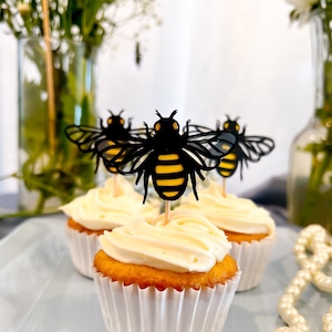 Mooie handgemaakte Bee Cupcake Toppers met transparante vleugels voor verjaardagen, douches of feesten