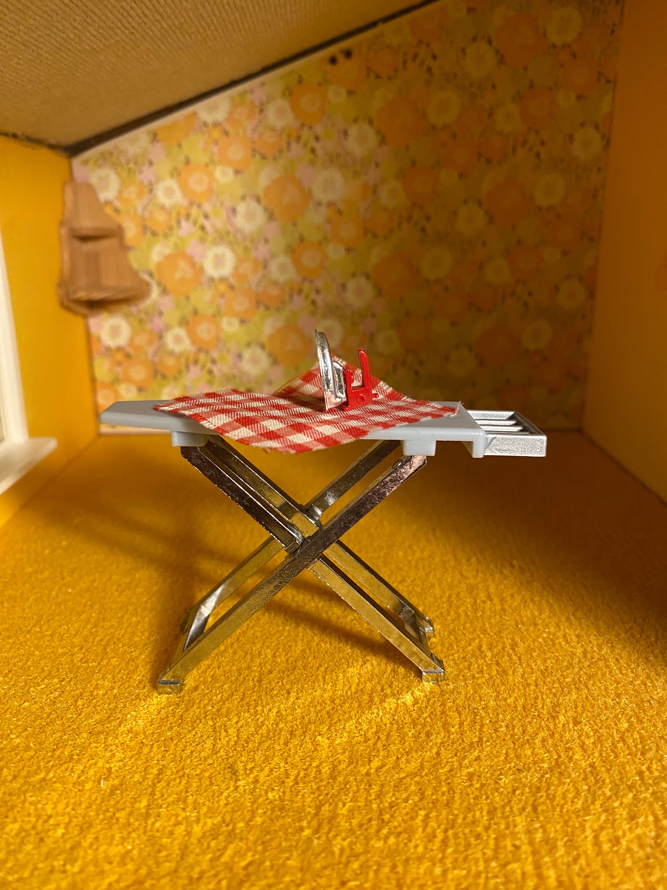 Plancha Lundby original con tabla de planchar para casa de muñecas.