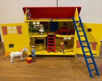 Pippi Longstocking dollhouse with dolls and furniture