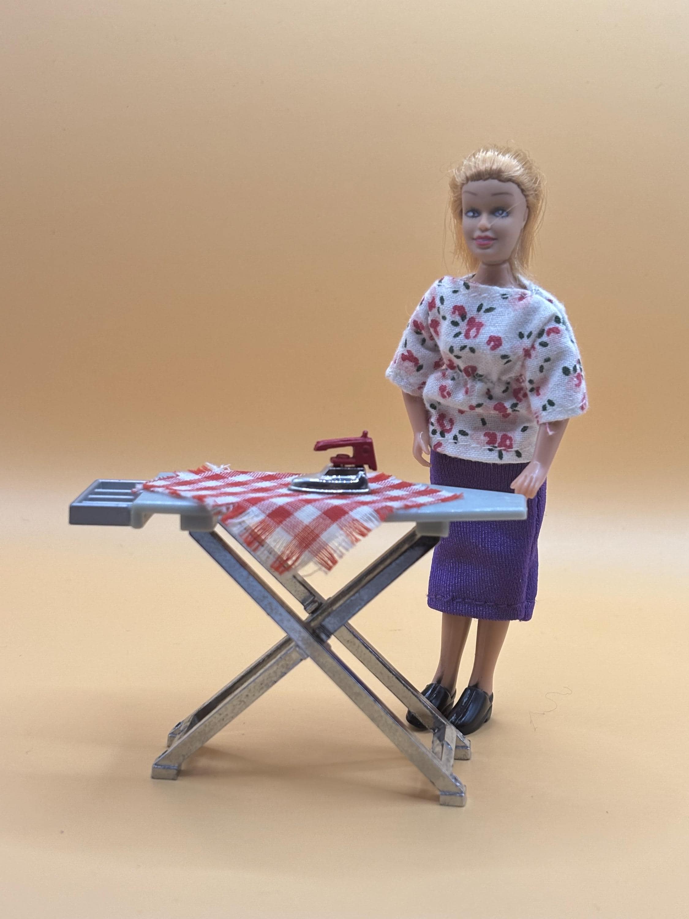 Plancha original Lundby con tabla de planchar para casa de muñecas