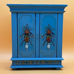 Lisa of Denmark original wardrobe to dollhouse/Miniature